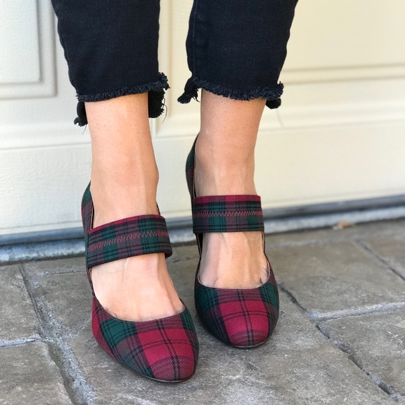 Closed Toe Mary Jane Pump - Picture 4 of 8